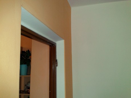 malování pokoje-linka kolem dveří