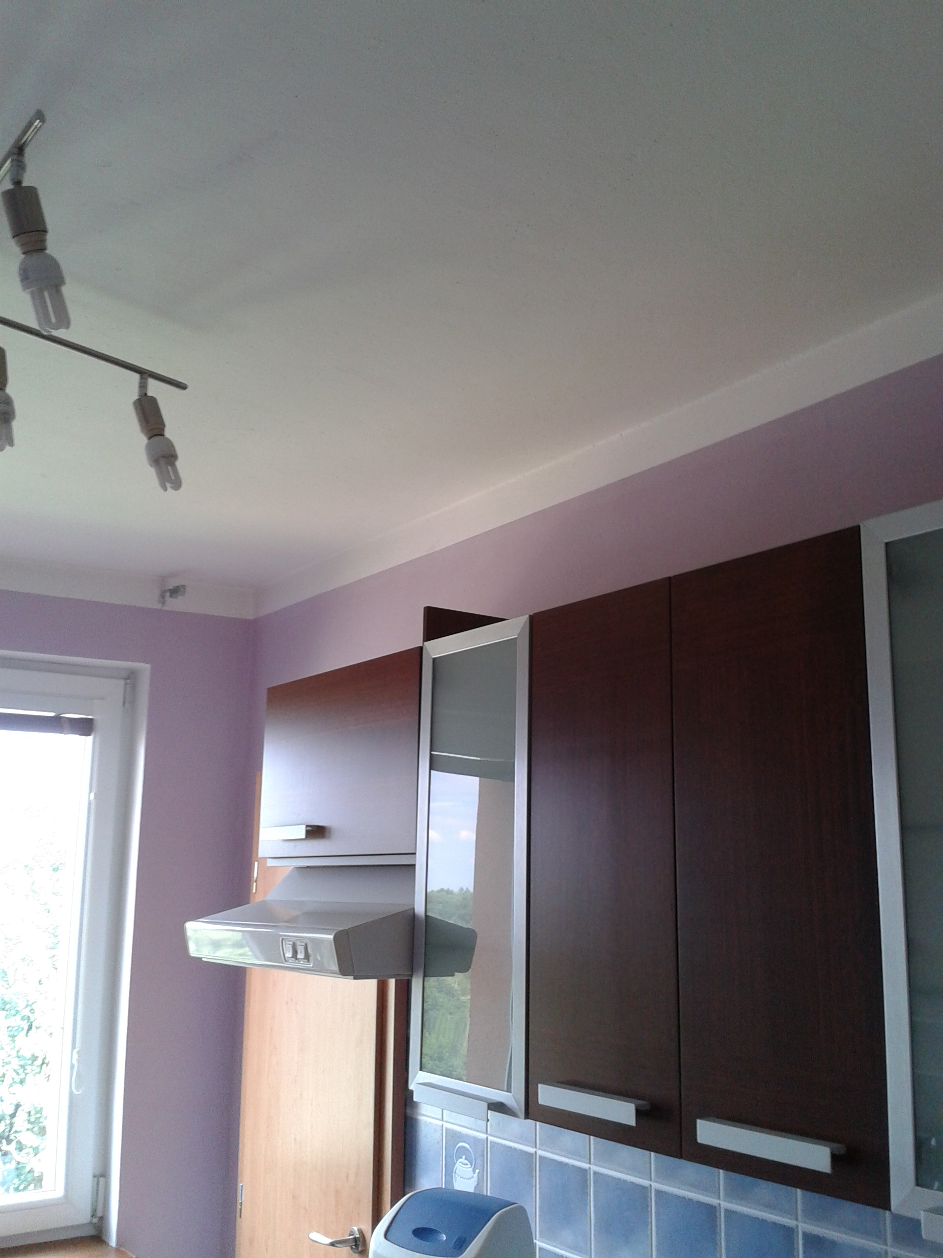 Moderní fialová barva pro výmalbu kuchyně