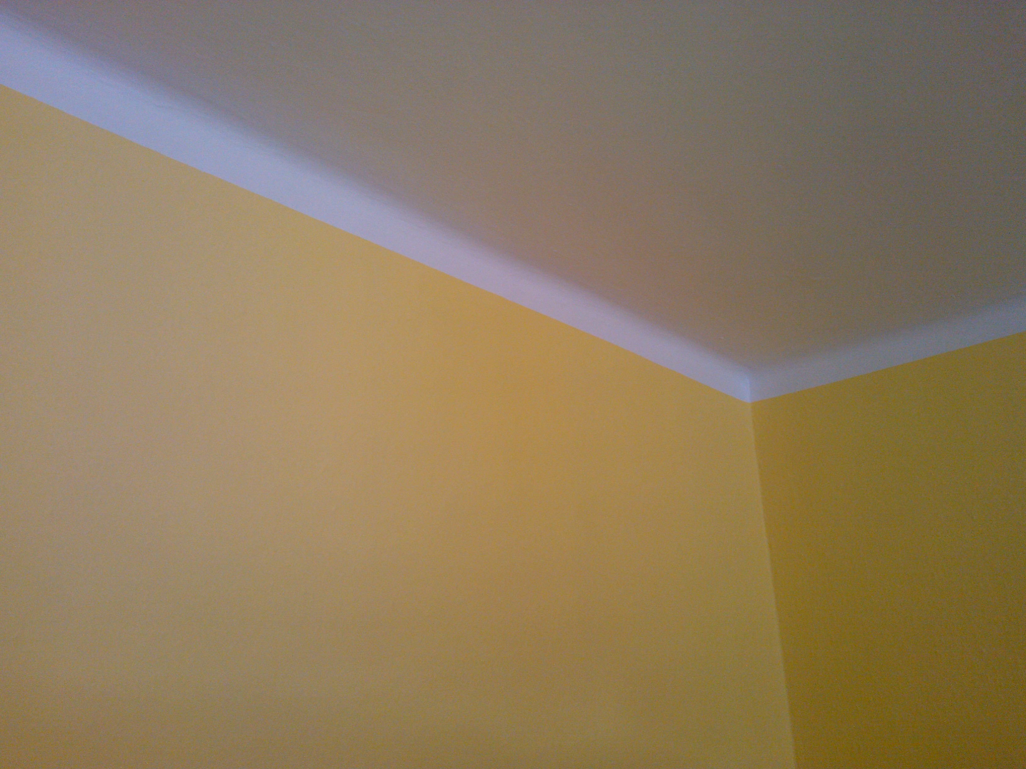 Malování pokoje sytě žlutou barvou
