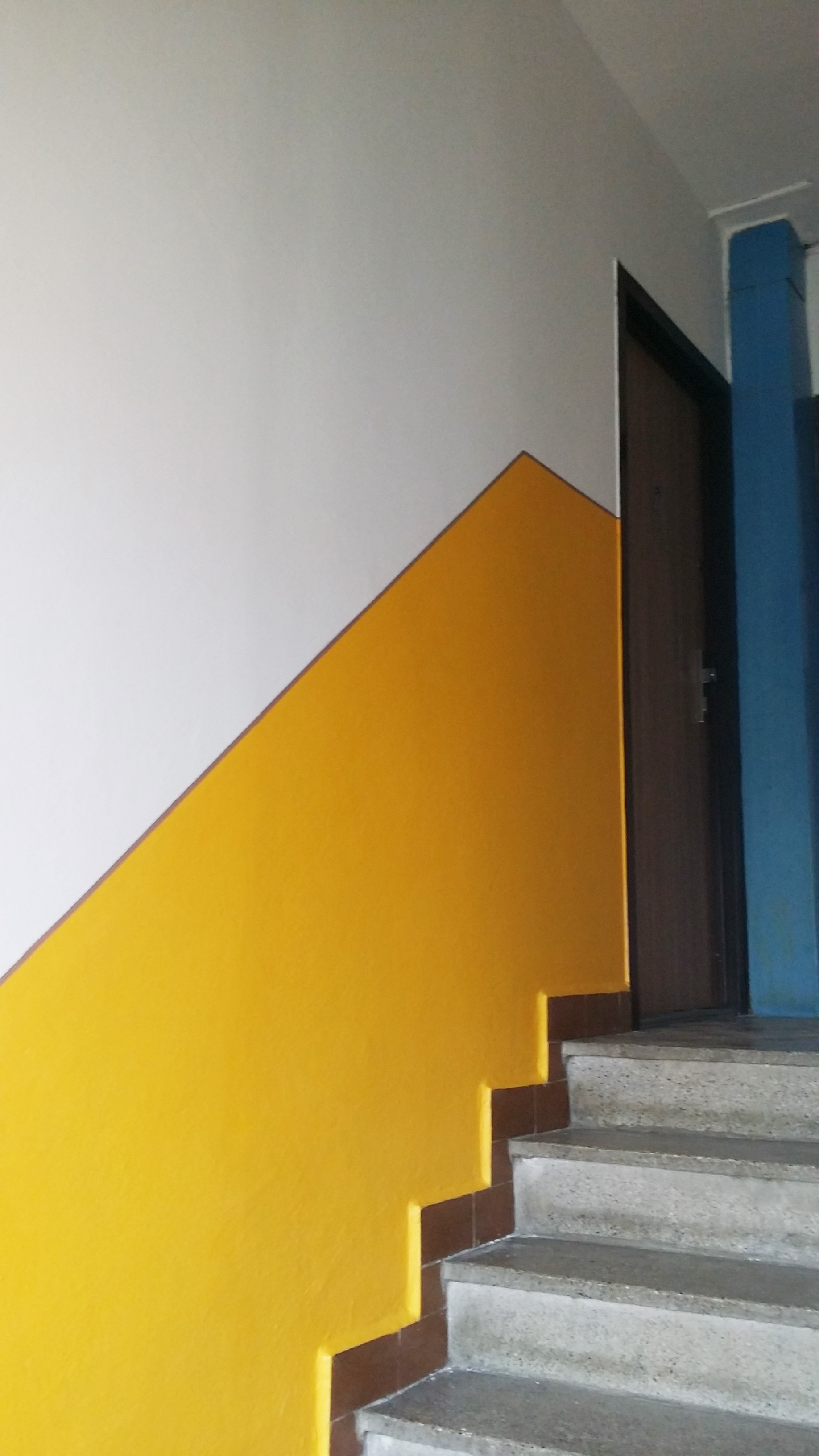 Malování schodiště s lakovaným soklem (1)